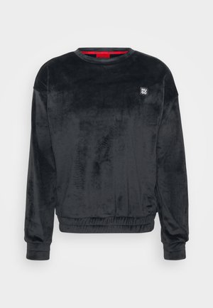 Schwarzer Fleece-Pullover mit rundem Halsausschnitt, gerippten Bündchen und Saum sowie einem kleinen Logo auf der linken Brust. Weiche Textur mit glatter Oberfläche.