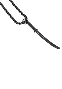 Mustat metalliketju -kaulaketju, jossa on kaarevan terän muotoinen riipus, jossa on kohokuvioitu teksti "AKITSUNE".