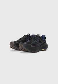 Svarte treningssko med teksturert mesh-overdel, forsterket tå og Vibram-gummisåle. Med blå og brune detaljer samt polstret krage.