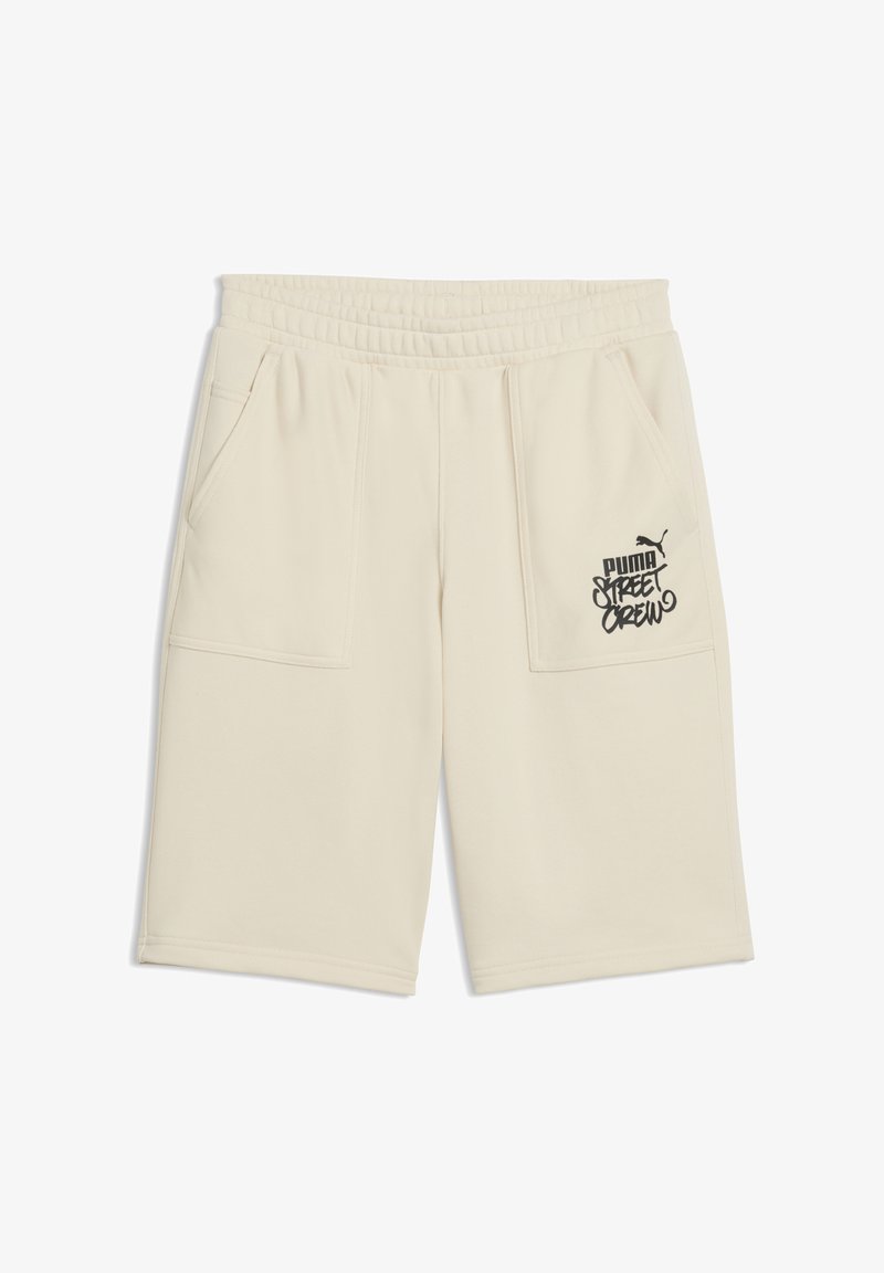 Pantalones cortos beige hasta la rodilla con cintura elástica, dos bolsillos delanteros y logo negro "Puma Street Crew" en el bolsillo izquierdo.