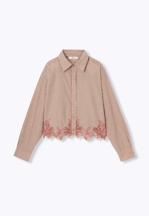 Chemise boutonnée à manches longues rayée avec col et ourlet en dentelle florale brodée dans des tons rouges et beiges.
