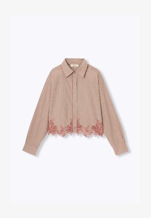 Chemise boutonnée à manches longues rayée avec col et ourlet en dentelle florale brodée dans des tons rouges et beiges.