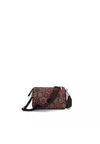 Borsa rossa e nera con motivi geometrici, materiale sintetico, chiusura con zip, tracolla staccabile e accenti di hardware decorativi.