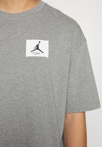 Jordan M J FLT ESS OVRSZ SS CREW - T-shirt basic - carbon heather