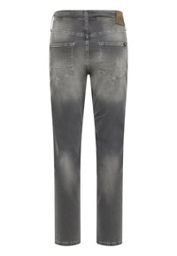 Szare dżinsy z lekko postarzanym wykończeniem, pięciopunktowy design oraz skórzana naszywka na tylnej części pasa. Prosty krój, minimalistyczne detale.