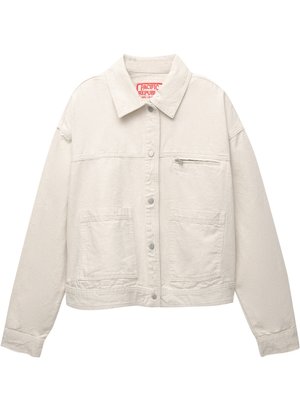 Hellbeige Jeansjacke mit Kragen, zwei großen vorderen Taschen, einer Reißverschlussbrusttasche und Druckknöpfen auf der Vorderseite.