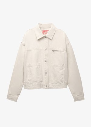 Jachetă din denim bej deschis cu guler, două buzunare frontale mari, un buzunar pe piept cu fermoar și butoane tip capse pe față.