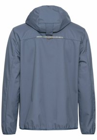 Blå vandtæt jakke med hætte, elastiske manchetter og en subtil tekstureret stof. Bagsiden har en reflekterende stribe langs den øverste sektion.