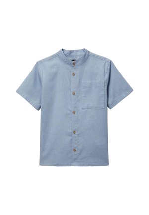 Chemise bleu clair à manches courtes avec col mandarin, boutons marron sur le devant et une poche poitrine côté gauche.