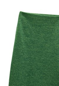 Zielony dzianinowy materiał z teksturowanym, lekko melanzowym wzorem. Materiał jest miękki, ma gładką powierzchnię oraz solidny, wyraźny kształt.
