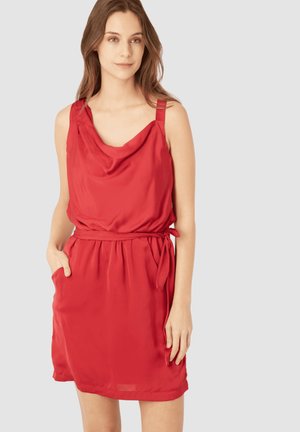 Vestido rojo sin mangas con escote drapeado, cintura ajustada y bolsillos laterales; fabricado con un tejido suave y con un corte relajado.