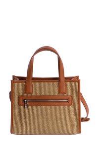 Bolso de mano de cuero marrón y paja tejida con dos asas, bolsillo frontal con cremallera, forma estructurada y superficie texturizada.