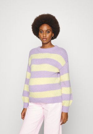 Suéter tricotado em listras lavanda e amarelas. Apresenta um decote redondo e mangas balão. Combinado com calças rosa-claro. Textura suave.