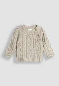 Beżowy sweter w splot kablowy z okrągłym dekoltem, długimi rękawami oraz trzema drewnianymi guzikami na ramieniu dla dodatkowego efektu.
