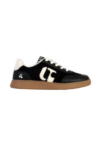 Zapatilla en blanco y negro con un acabado de cuero suave, que presenta un logo prominente, cordones blancos y una suela de goma marrón.