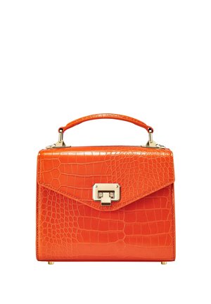 Sac à main orange en cuir texturé crocodile avec poignée supérieure et fermoir rectangulaire doré sur le rabat avant.