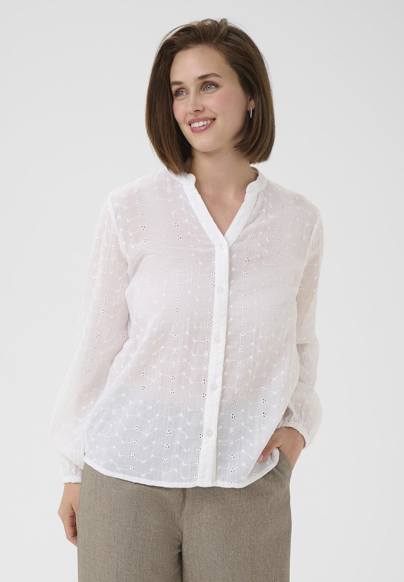 Witte button-down overhemd van een lichtgewicht, gemusterde stof met subtiele borduursels. Het ontwerp heeft een kraag en lange mouwen.