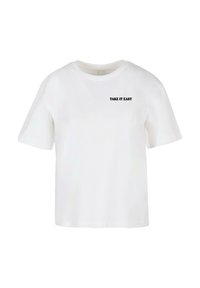 Weißes T-Shirt mit kurzen Ärmeln und Rundhalsausschnitt mit schwarzem Schriftzug "TAKE IT EASY" auf der oberen linken Brustseite.