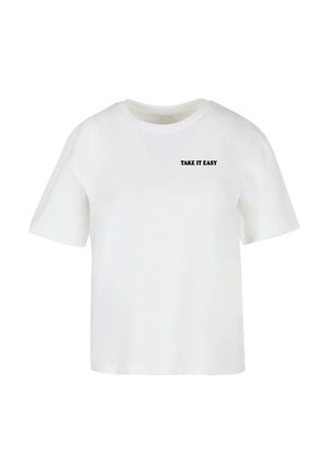 Weißes T-Shirt mit kurzen Ärmeln und Rundhalsausschnitt mit schwarzem Schriftzug "TAKE IT EASY" auf der oberen linken Brustseite.