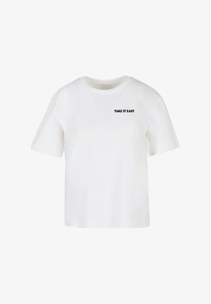 Weißes T-Shirt mit kurzen Ärmeln und Rundhalsausschnitt mit schwarzem Schriftzug "TAKE IT EASY" auf der oberen linken Brustseite.