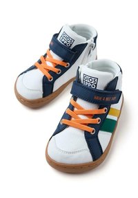 Baskets montantes bleues et blanches avec des lacets orange, semelle en caoutchouc, sangle Velcro, et rayures vertes et jaunes sur le côté.