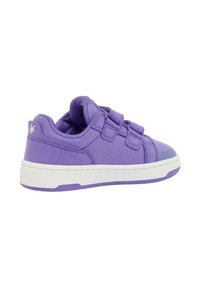 Sneaker viola con velcro, caratterizzata da una tomaia testurizzata, punta rotonda e suola in gomma bianca con un accento viola a contrasto sulla punta.