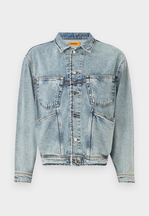 Lyseblå denimjakke med krage, to frontlommer og knappestenging. Har en litt kortet design og synlige sømmer.