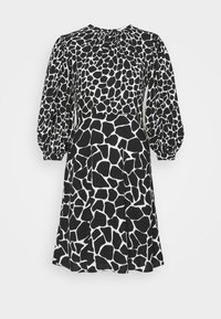 Svart och vit giraffmönstrad klänning med figurnära bodice, puffärmar och utsvängd kjol. Tillverkad av slät tyg med en mjuk textur.