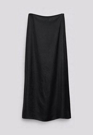 Longue jupe noire en satin avec une subtile brillance, coupe droite et fermeture éclair latérale, présentée sur un fond uni.