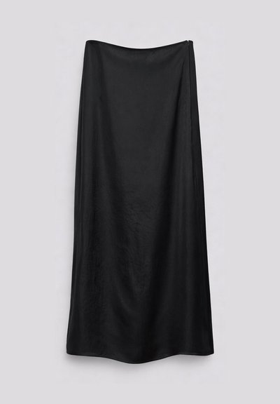 Longue jupe noire en satin avec une subtile brillance, coupe droite et fermeture éclair latérale, présentée sur un fond uni.