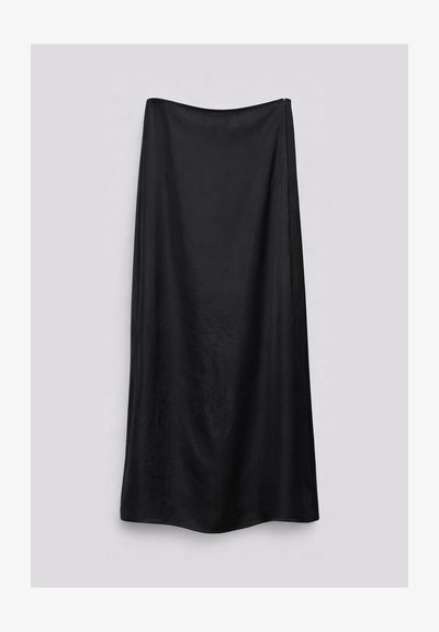 Longue jupe noire en satin avec une subtile brillance, coupe droite et fermeture éclair latérale, présentée sur un fond uni.