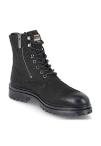 Czarne botki za kostkę, wykonane z połączenia zamszu i gładkiej skóry, z przodem na sznurki, zamkiem błyskawicznym z boku oraz mocną podeszwą zapewniającą przyczepność.