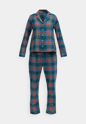 Pigiama a scacchi in tonalità di verde, rosso e blu. Maglia a maniche lunghe con bottoni e colletto, abbinata a pantaloni, realizzati in tessuto morbido.