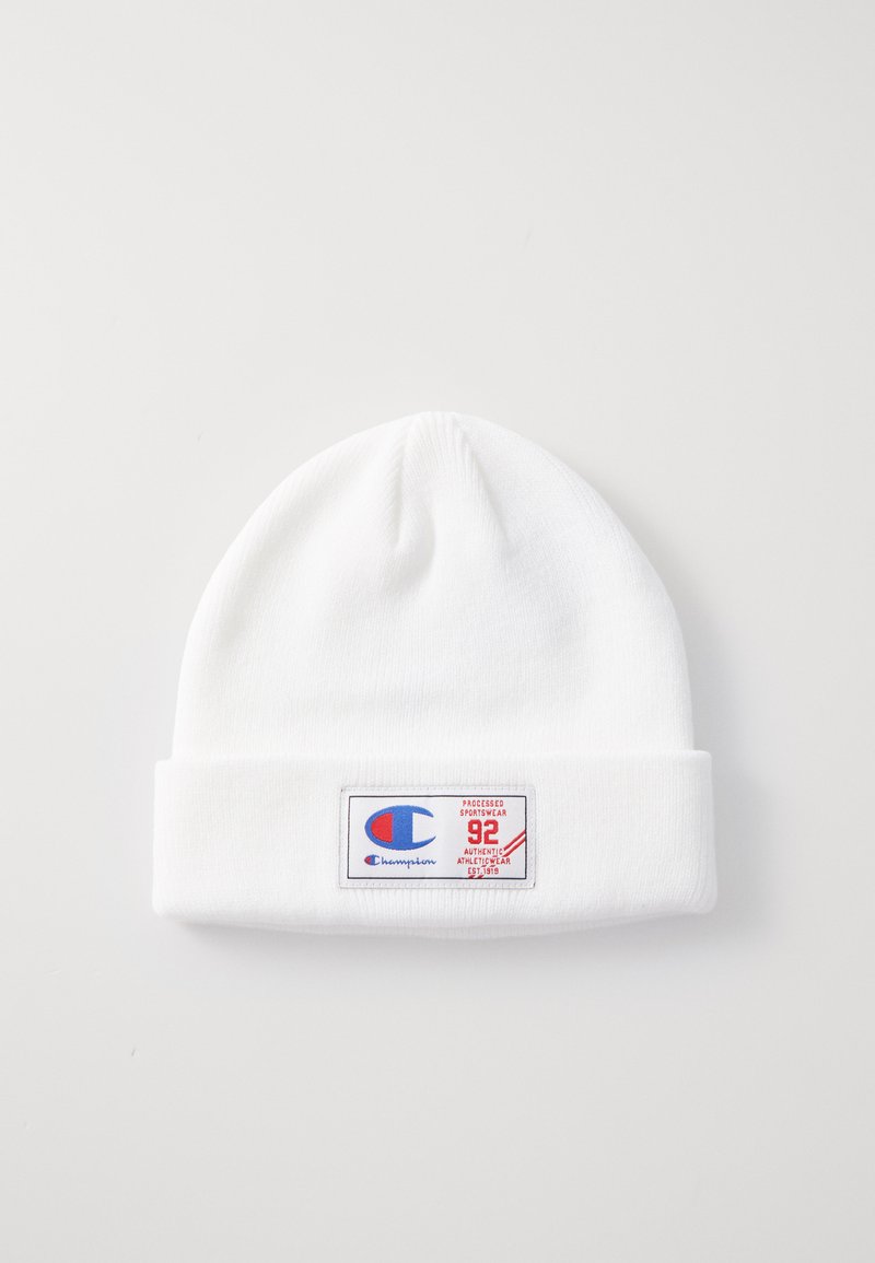 Cappello di lana bianco con risvolto, caratterizzato da un patch logo rettangolare in blu e rosso con il testo: "Champion," "92," e "Authenticated."