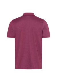 Kurzarm-Polohemd in Burgunderrot, mit einem Kragen und einfarbigem Stoff, minimalistischem Design und ohne sichtbare Muster oder Verzierungen.