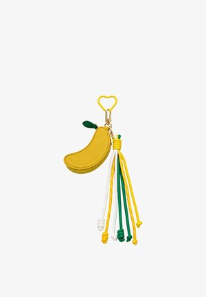 Portachiavi a sacchetto a forma di banana gialla con foglia verde e nappe verdi, gialle e bianche attaccate che pendono da una clip gialla a forma di cuore.