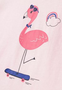 Ilustración de un flamenco rosa sobre tela de color rosa claro, usando gafas de sol en forma de corazón azules y una bufanda azul, montando una patineta azul.