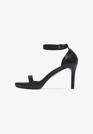 Czarne sandały na wysokim obcasie z cienkim paskiem na kostce, otwarty czubek, gładka skórzana powierzchnia i platforma dla dodatkowej wysokości.