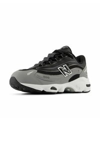 Sneaker New Balance 1000 nero e grigio con suola bianca, parte superiore in mesh e pelle, e lacci neri, mostrato di lato su sfondo bianco.