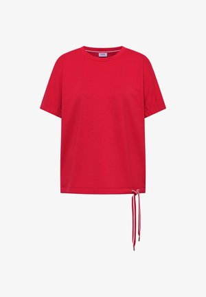 Czerwona damska koszulka z krótkim rękawem, okrągłym dekoltem i regulowanym ściągaczem po prawej stronie na dole.