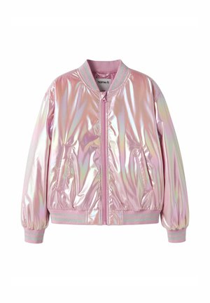 Veste bomber rose irisé avec fermeture éclair, col et poignets côtelés, dotée de poches latérales et d'une texture lisse et brillante.