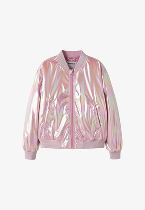 Chaqueta bomber rosa iridiscente con cierre de cremallera, cuello y puños acanalados, que presenta bolsillos laterales y una textura brillante y suave.