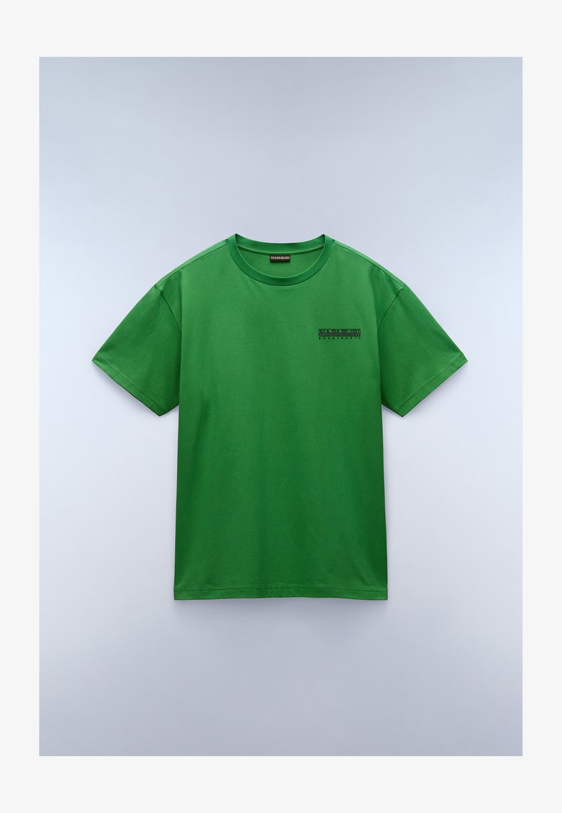 Zielona bawełniana koszulka z krótkimi rękawami, okrągłym dekoltem i małym czarnym logo na lewej piersi. Gładka tekstura, luźny krój.