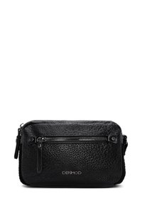 Bolso cruzado de cuero negro con superficie texturizada, que cuenta con un bolsillo delantero con cremallera y un logo de marca en plata. Forma rectangular con correa ajustable.