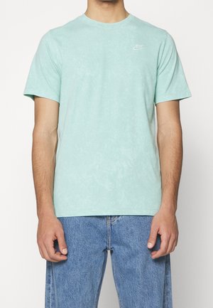 Mintgrünes Baumwoll-T-Shirt mit Rundhalsausschnitt, kurzen Ärmeln, subtiler Textur und kleinem weißen Nike-Logo auf der linken Brust.