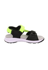 Sandale de sport noire avec des brides vert fluo, une semelle blanche rembourrée et des détails texturés sur la semelle extérieure pour une meilleure adhérence.