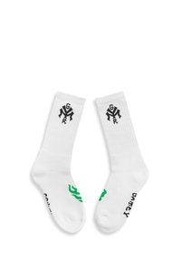 Calcetines de crew blancos con textura acanalada, que presentan logotipos y textos en negro y verde. El diseño incluye detalles gráficos en el puño y la suela.