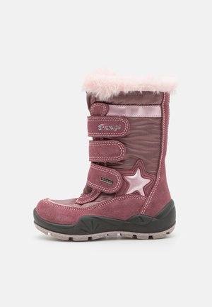 Botte d'hiver isolée rose pour enfants avec trois bandes Velcro, un écusson étoile, une bordure en fausse fourrure et une semelle noire robuste.