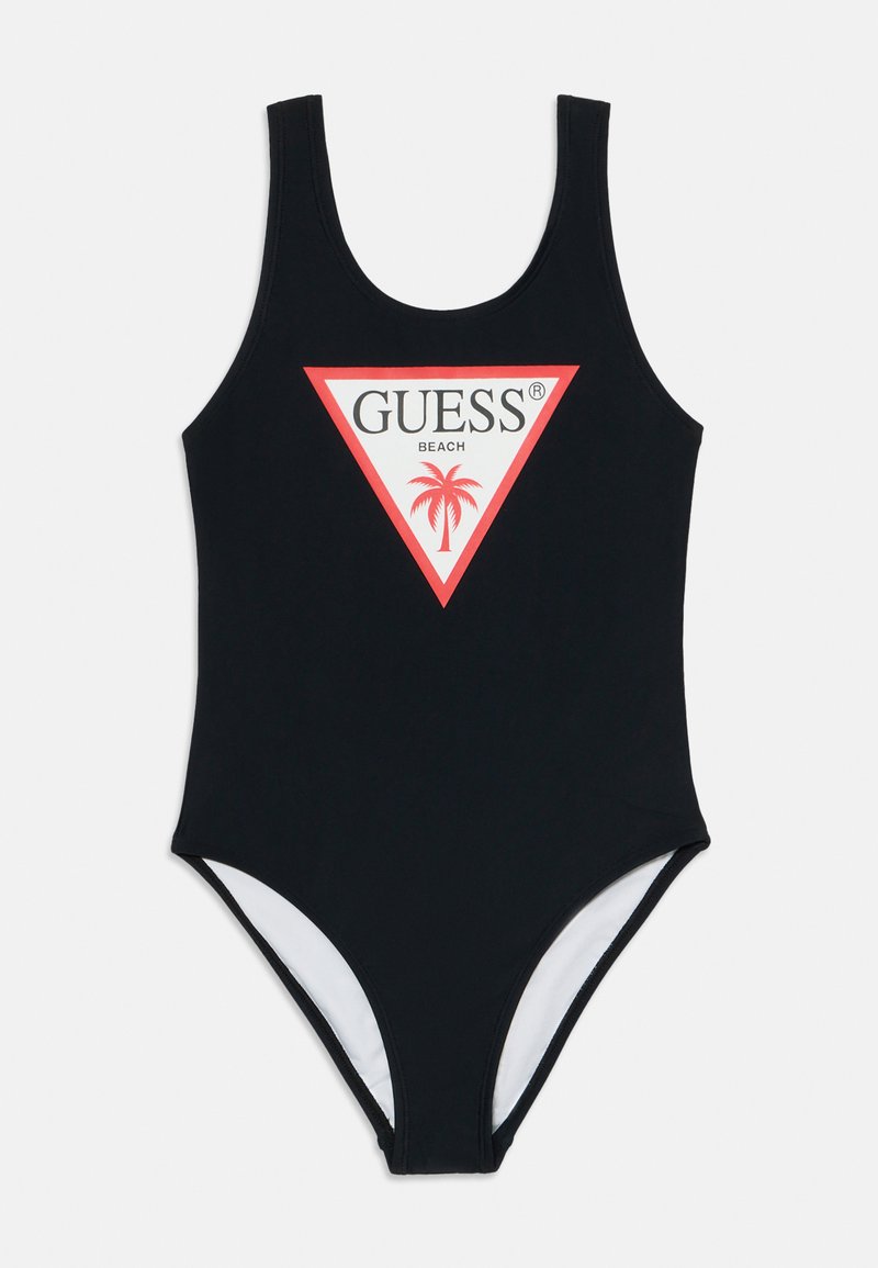 Fekete egyrészes fürdőruha kerek nyakkivágással, piros és fehér háromszög alakú logóval, amely pálmafát és a "GUESS BEACH" feliratot tartalmazza az elülső részen.