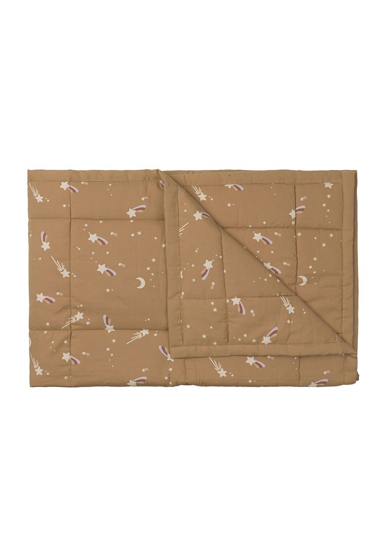 Couverture matelassée en tissu marron, ornée d'un motif d'étoiles, d'étoiles filantes et de lunes dans des couleurs pastel ; texture lisse, forme rectangulaire.